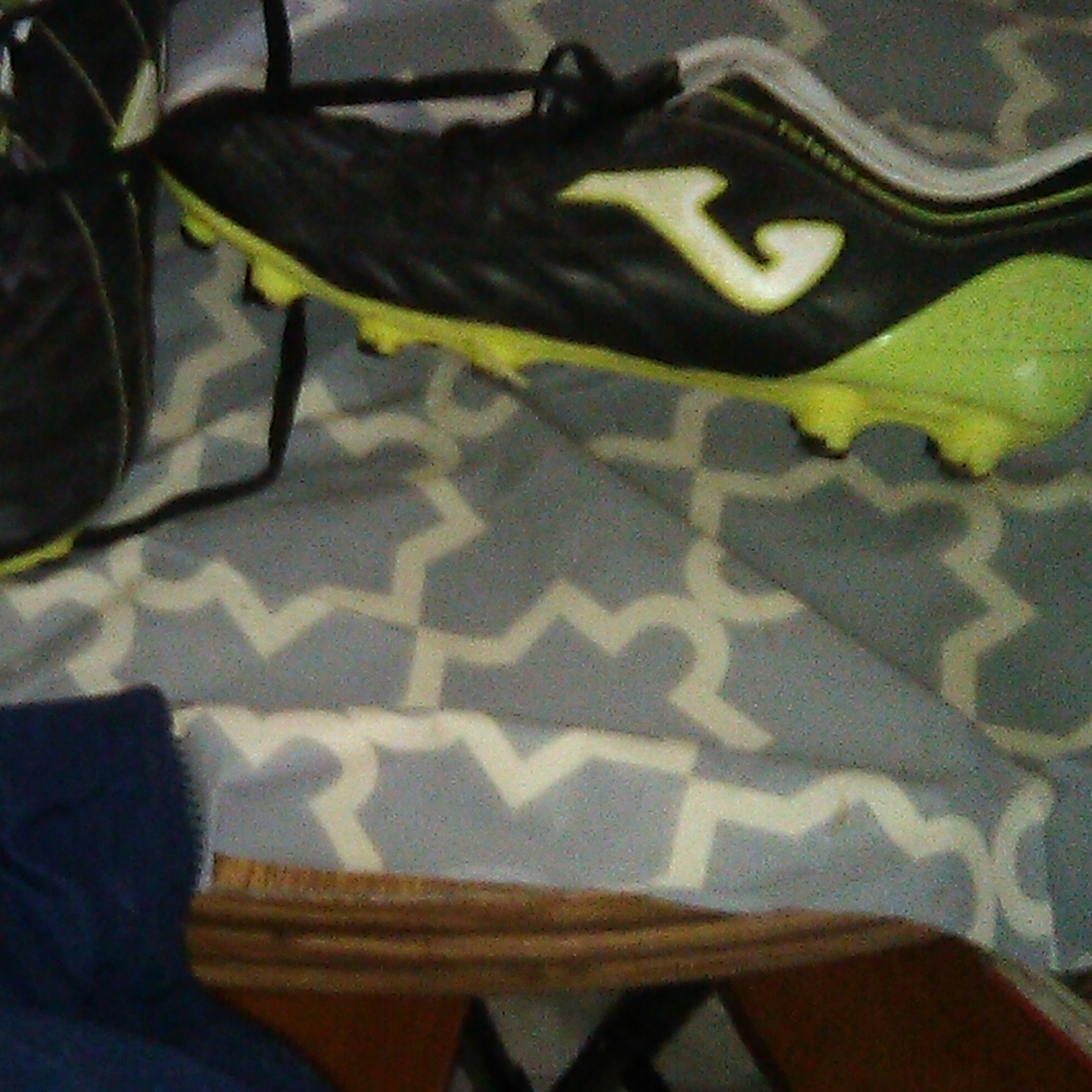 Men's soccer shoes